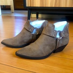 Pointed-toe Harness Booties